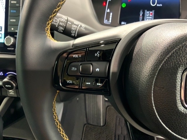 ステアリングにオーディオ操作スイッチが付いています。オーディオ画面に直接タッチしなくても操作が出来ますので、運転に集中できます。