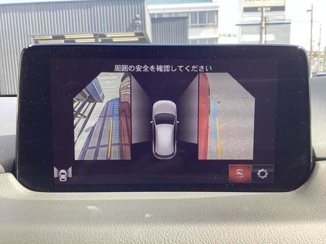 サイドカメラに切り替えると駐車時や狭い道路のすれ違いで、幅寄せ時のサイドの確認も安心です！