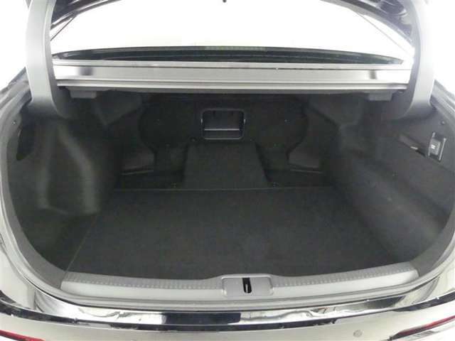 開口部の広いラゲージスペースは、ゴルフバックなどの荷物もラクラク積み込めます。