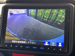 【バックカメラ】駐車時に後方がリアルタイム映像で確認できます。大型商業施設や立体駐車場での駐車時や、夜間のバック時に大活躍！運転スキルに関わらず、今や必須となった装備のひとつです！