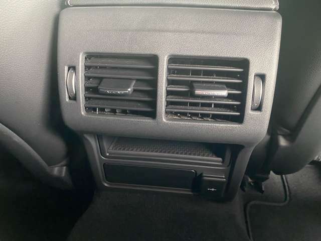 リヤシート側にもエアコン吹き出し口が装備されております。
