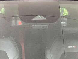 【エマージェンシーブレーキ】走行中に前方の車両等を認識し、衝突しそうな時は警報とブレーキで衝突回避と被害軽減をアシスト。より安全にドライブをお楽しみいただけます。