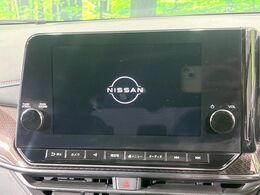 【純正ナビ】人気の純正ナビを装備しております。ナビの使いやすさはもちろん、オーディオ機能も充実！キャンプや旅行はもちろん、通勤や買い物など普段のドライブも楽しくなるはず♪