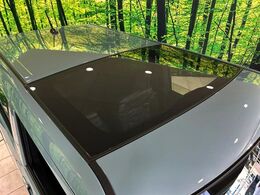 【ガラスルーフ】ガラスルーフ搭載で車内の解放感が一気にアップ！開放的なドライブをお楽しみいただけます。