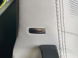 【BOSEサウンドシステム】メーカーオプションの高品位サウンドシステムを搭載。専用のチューニングが施された大小様々なスピーカーから良質なサウンドが奏でられ、臨場感あふれる音響空間を演出します。