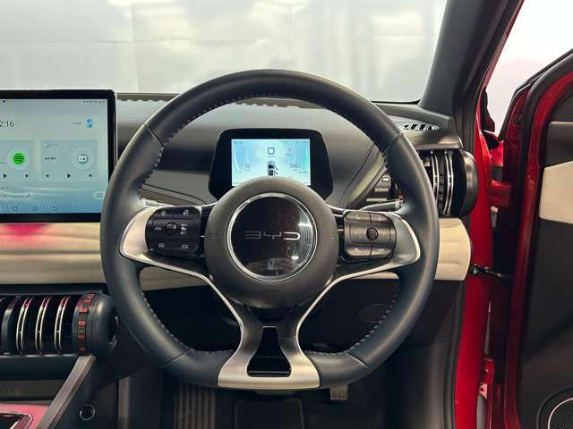 多機能ステアリングホイールは、運転中の快適さと安心感を両立。音量調整やクルーズコントロールなど、必要な操作が手元で完結するスマートな設計