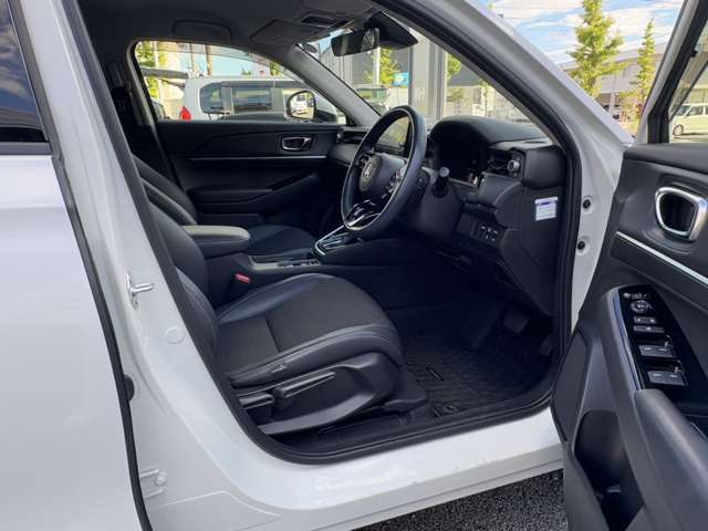 ゆったり、しっかりと座れるシートに運転席は高さ調節可能なパワーシート付き！シート位置の前後と高さ、レバーの上下左右の調節で自分にあったポジションを見つけることができます！