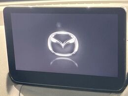 【8.8インチマツダコネクト】車内の雰囲気にマッチした大型のディスプレイ。スマホ接続でのナビ使用やBluetooth再生等、様々な機能が楽しめます。直感的なダイヤル操作が可能で、使い勝手も良好です。