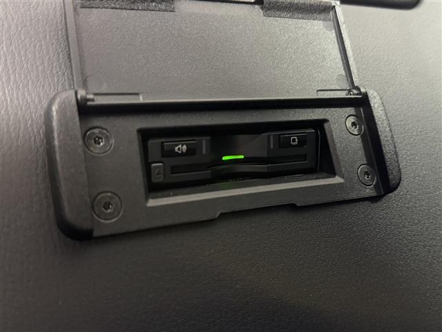 【ETC】ETC車載器がビルトインで装備されています。有料道路の乗り降り時に停車することなくスマートに乗り入れが可能になったり、割引を受けることができる嬉しい装備です。