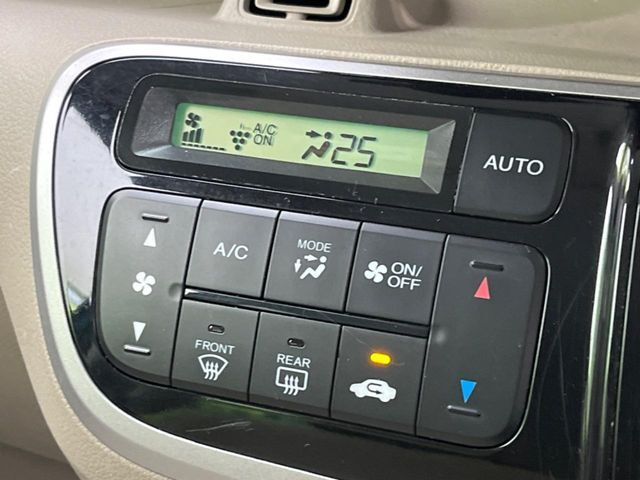 【オートエアコン】一度お好みの温度に設定すれば、車内の温度を検知し風量や温度を自動で調整。暑い…寒い…と何度もスイッチ操作をする必要はありません。快適な車内空間には必須の機能ですね♪