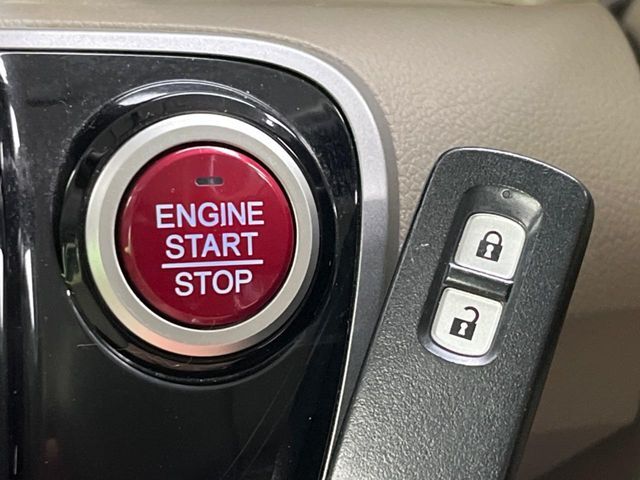 【Hondaスマートキー】カバンやポケットに入れたままでもドアの施錠・解錠が可能なスマートキーを装備。エンジンのオン・オフ時もカギを取り出す必要が無いからとっても便利です♪