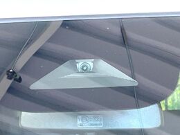 【ホンダセンシング】走行中に前方の車両等を認識し、衝突しそうな時は警報とブレーキで衝突回避と被害軽減をアシスト。より安全にドライブをお楽しみいただけます。