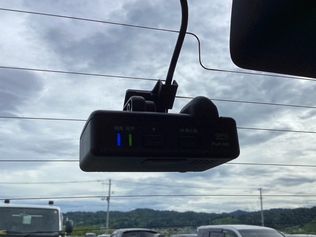後方にもドライブレコーダーのカメラが付いています。前後両方でお車の周りを監視・記録いたします。