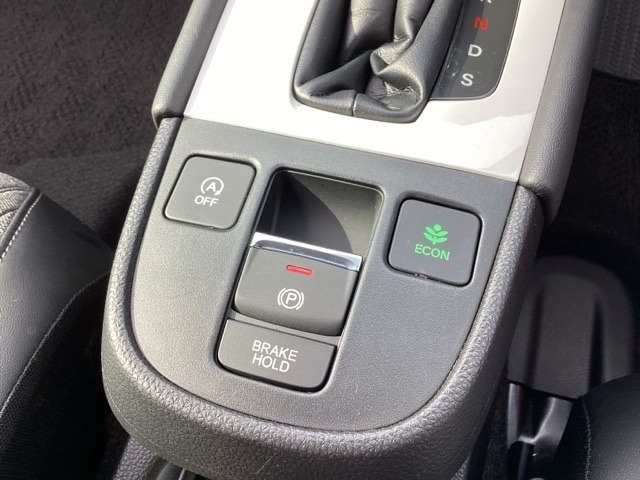 セレクトレバーの下に電子制御パーキングブレーキがあります。スイッチひとつで、停車した地点の傾斜などをシステムが検知・判断してブレーキ力を自動的に最適制御し、しっかり停車できるパーキングシステムです。