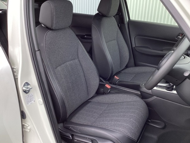 広い足元にゆったり座れるシートは長距離の運転でも疲れにくいシートです。女性でも運転がしやすいようにシートの高さ調整機能（シートリフター）がついています。