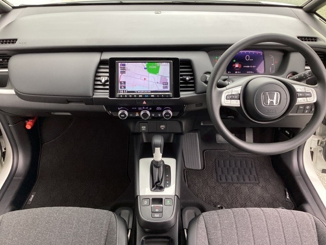 車内は光触媒抗菌消臭施工済です。スタイリッシュなデザインでスポーティなインパネ周りを演出します。グローブボックスやカップホルダーのほかにトレーなどたくさんの収納スペースが付いています。