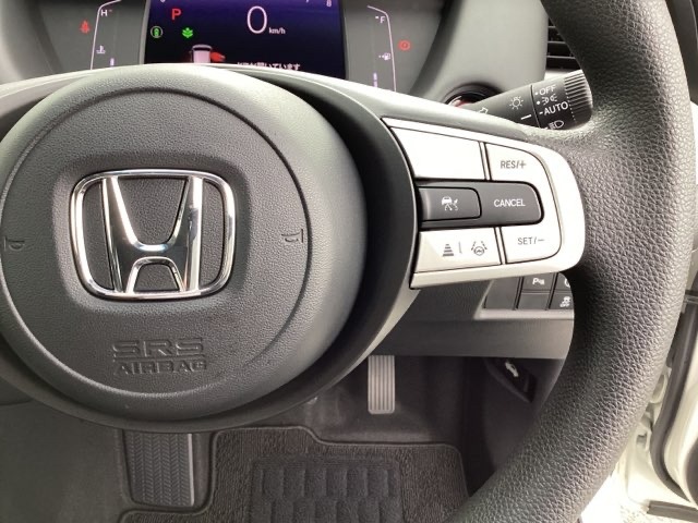 ハンドルにHondaセンシング系のクルーズコントロールやレーンキープアシストなどの操作スイッチが装備されています。ハンドルから手を離さず安全に操作できます。