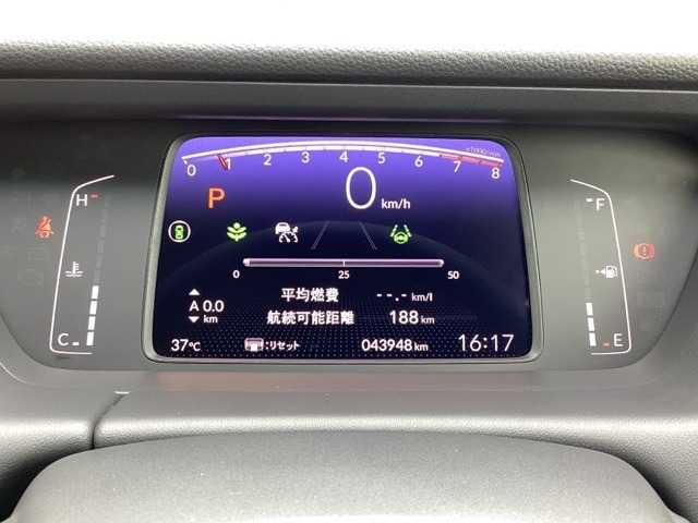 デジタル表示のスピードメーターとタコメーター、燃費やオドメーターなどの表示の他に、ホンダセンシング機能などの表示もできる多機能なマルチインフォメーション・ディスプレイです。