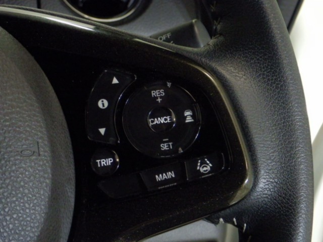 ハンドル右側にはクルーズコントロールのスイッチが装備され運転中の操作も安心して行えます！