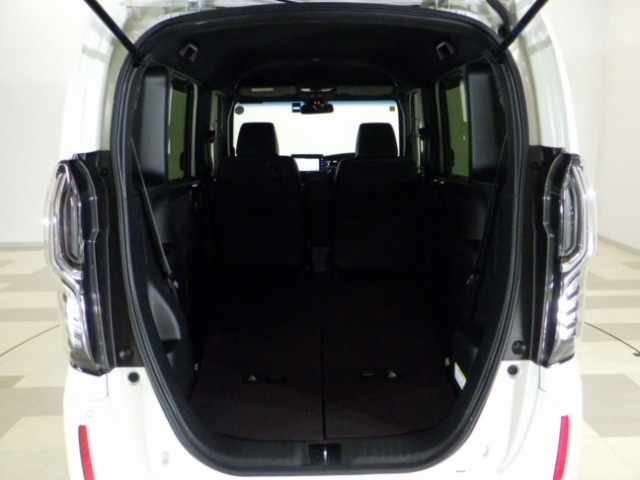 リアシートを倒せば広々荷室の出来上がり♪アレンジ次第でさまざまな荷物が積み込めますよ。