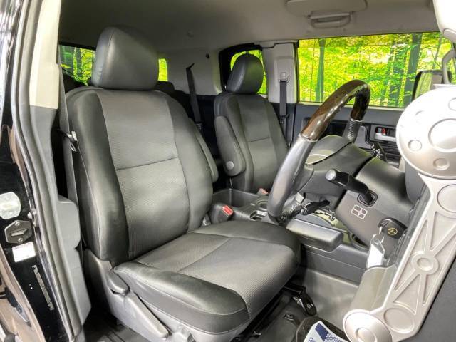 運転席まわりには十分なスペースがあり、大柄な方でもゆったり運転していただける環境です。