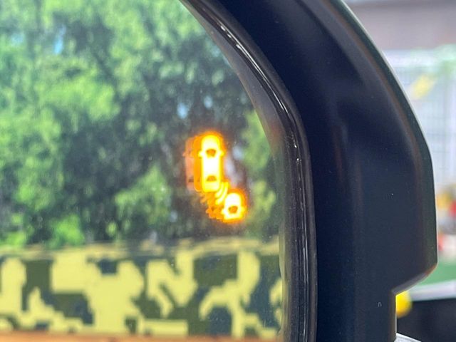 【ブラインドスポットインフォメーション】走行中、ドアミラーの死角になりやすい箇所に後続車が接近するとサイドミラー付近に警告を表示、ドライバーに注意喚起をしてくれます。