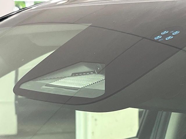 【ホンダセンシング】走行中に前方の車両等を認識し、衝突しそうな時は警報とブレーキで衝突回避と被害軽減をアシスト。より安全にドライブをお楽しみいただけます。