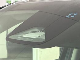 【ホンダセンシング】走行中に前方の車両等を認識し、衝突しそうな時は警報とブレーキで衝突回避と被害軽減をアシスト。より安全にドライブをお楽しみいただけます。