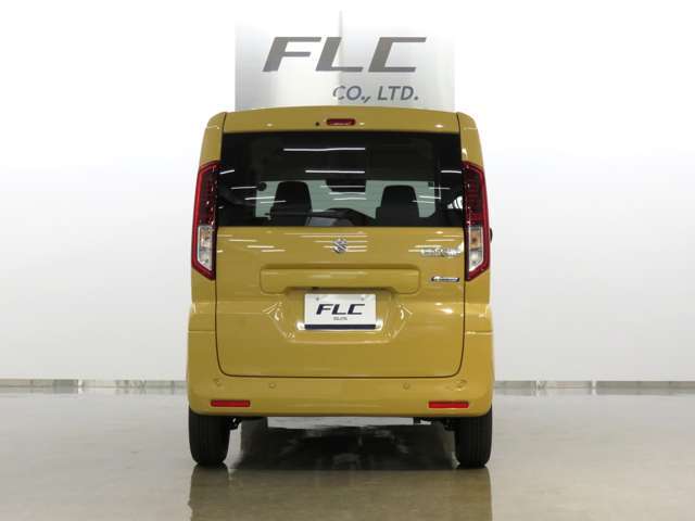 当社の届出済未使用車は、店舗に『新車おろしたて』の状態で入荷いたします。新規届出によりナンバーを取得後、店頭で丁寧に展示・保管をしています。遠方のお客様にも、安心してお勧めできるコンディションです。