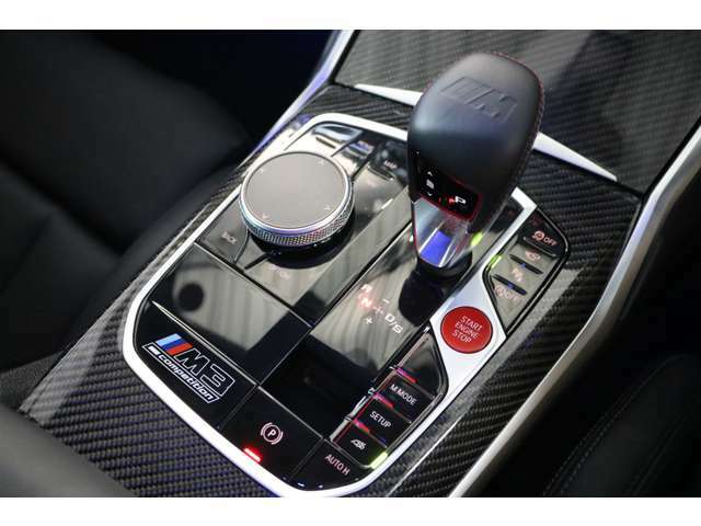 8速Mステップトロニック（Drivelogic付）Mボタンにステアリング・足回り・走行モードを細かく保存可能