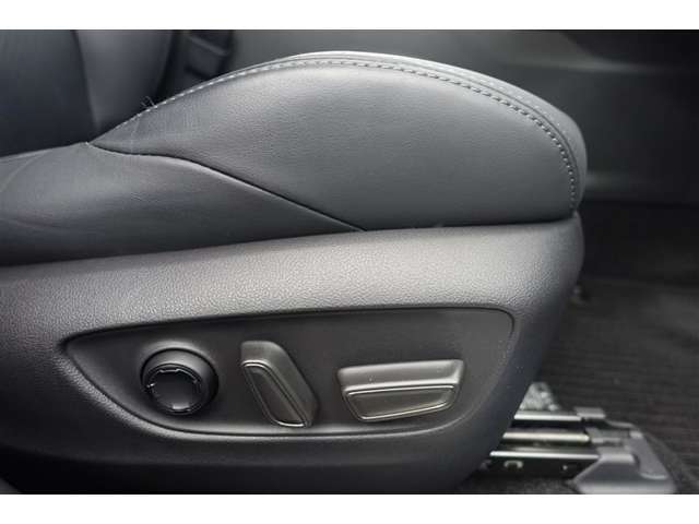 運転席にはパワーシートが付いております。パワーシートは指先1つで操作出来るためチカラの弱い女性の方でもシートに座ったまま操作出来ます♪