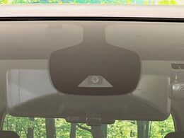 【インテリジェントエマージェンシーブレーキ】フロントカメラで前方の車両や歩行者を検知。衝突しそうな時は衝突被害軽減ブレーキが作動、衝突回避をサポート。より安全にドライブをお楽しみいただけます。