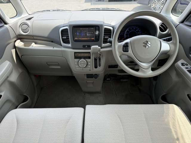 視界がよく運転しやすい設計となっております。インパネ周りもすっきりと洗練されたデザインで高級感が溢れています。日々のドライブを飽きさせません。