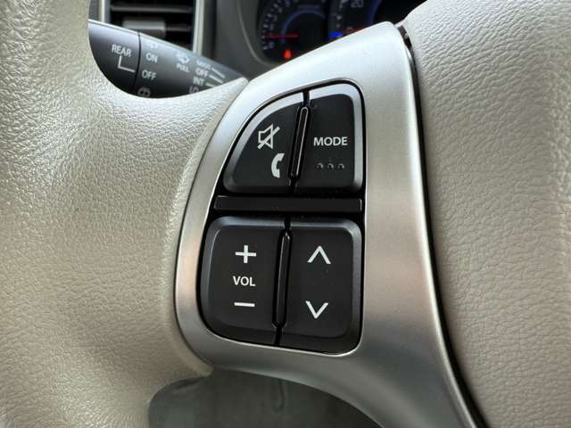 【ステアリングリモコン】ステアリングスイッチを使うことで「運転中電話に触れずに電話に出る」「カーオーディオを切り替える」「音量調節をする」といったハンズフリー操作を行うことができます！