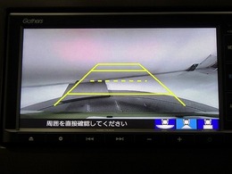 バックをするとき自動でリアの様子が映る『リアカメラ』付き！ナビ画面で確認しながらバックができ、ガイドラインで距離感がつかめるので後ろの壁も安心ですね。でも、周りへの目視も忘れないでくださいね！
