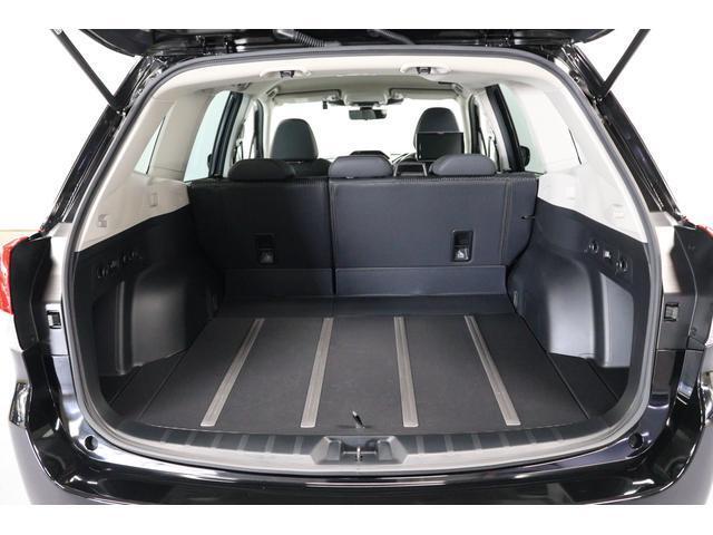 大容量のラゲッジルーム。リヤシートのバックレストを分割して倒す事で拡張出来ますぬれたり汚れたりしてもお手入れがしやすいです