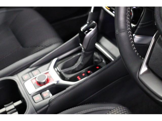 シフトノブ周辺に電動パーキングやXモード、スイッチがございます