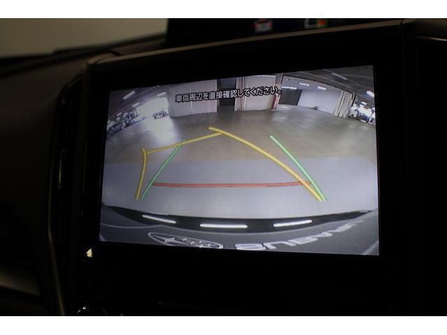 シフトをバックに入れれば、自動的に後方の映像がナビ画面に映し出されます。後方視界を確保するリヤビューカメラ。車庫入れ時などにとても便利です。