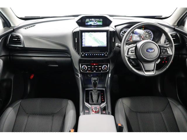 ドライバーモニタリングシステム。専用カメラでドライバーを見守り 走行中に目を閉じていたり 顔が前方を向いていないと注意喚起します。