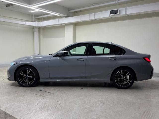 【拘りのFR】BMWが多く採用するFR車。ダイレクトでスポーティな加速感・シャープなハンドリングを実現。縦置きエンジンレイアウトにより、フラットで上質な乗り味です。