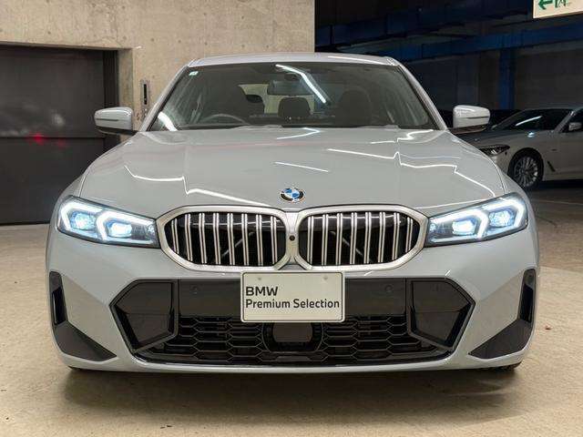 【キドニーグリル】BMWは約90年もの間、ほぼ全ての車両にひと目でBMWだと分かるこの特徴的なフロントグリルが備えられ、デザイン・アイコンとして親しまれてきました。