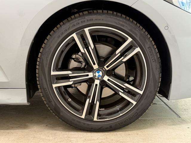 【BMWアロイホイル】軽量かつ強度に拘ったアロイホイル。走行性能ポテンシャルを引き出す設計。車の足元を引き締めてくれる大きなポイントはアロイホイルです。