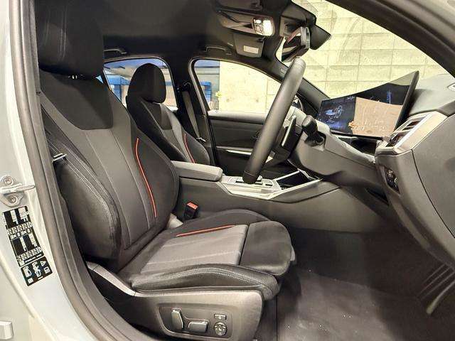 【コックピットシート】BMW車の主役席。車体中央にくる様に配置し車両重心とが一致する事でドライバーと車との一体感あるドライビングを実現。人間工学に基づき形成した形状が長時間のドライブ疲労も軽減します！