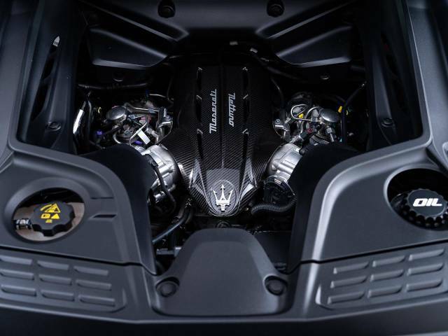 マセラティの新型エンジン「ネットゥーノ」3リッターV6エンジン。是非店頭でその走りやエギゾーストを、肌で、耳でご体感ください。