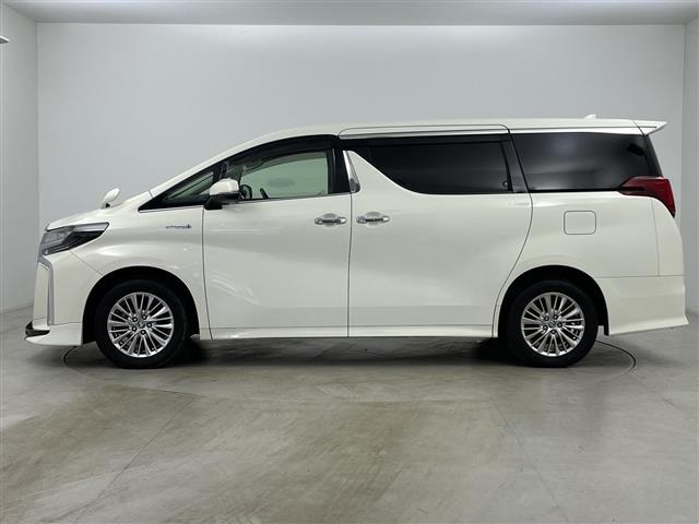 【左】当社基準による調査の結果、修復歴車と判断された車両は一部店舗を除き、販売を行なっておりません。万一、納車時に修復歴があった場合にはご契約の解除等に応じます。