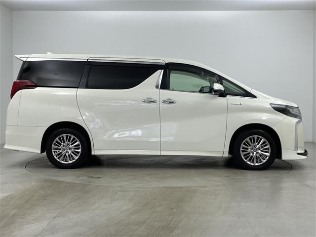 【右】商談ルームには「キッズスペース」を完備しています。DVD、ブロック、絵本、おままごとセット。お子様連れでも、ゆっくりとお車をお選びいただけます！