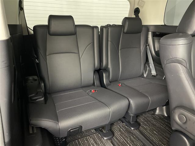 【後部座席】後席もゆったりドライブを楽しめます。内外装はプロこだわりのクリーニングで清潔なおクルマでご納車させていただきます！店舗での現車確認も承っています！