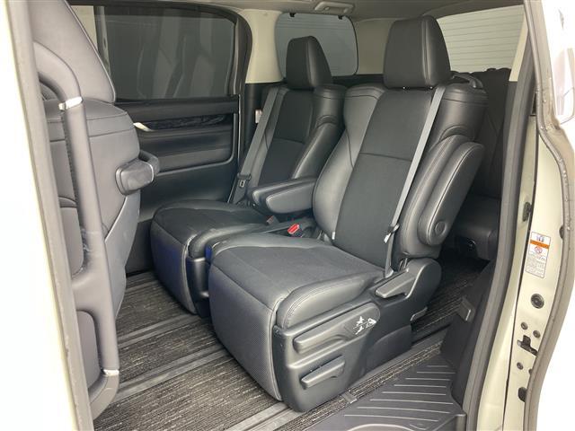 【後部座席】後席もゆったりドライブを楽しめます。内外装はプロこだわりのクリーニングで清潔なおクルマでご納車させていただきます！店舗での現車確認も承っています！