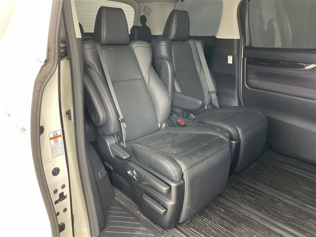 【後部座席】後席もゆったりドライブを楽しめます。内外装はプロこだわりのクリーニングで清潔なおクルマでご納車させていただきます！店舗での現車確認も承っています！
