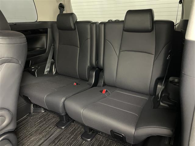 【後部座席】後席もゆったりドライブを楽しめます。内外装はプロこだわりのクリーニングで清潔なおクルマでご納車させていただきます！店舗での現車確認も承っています！